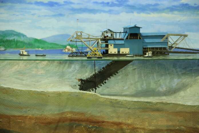 14__Jenis-jenis_kapal_pengebor_timah_yang_digunakan_di_lepas_pantai_Pulau_Bangka